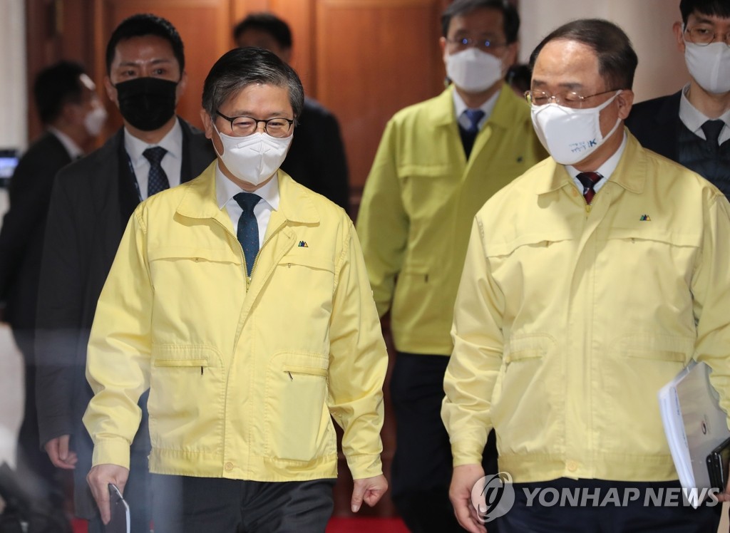 홍남기 "코로나 음성 확인시 출입국 제한 완화 협약 추진"