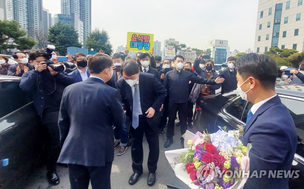 윤석열 마중한 권영진 대구시장 '눈길'…"응원하고 지지"