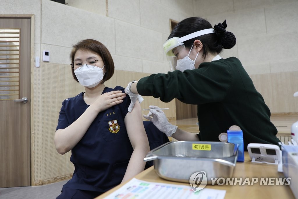 국방부 "군 병원 의료진 코로나 백신 1차 접종 완료"