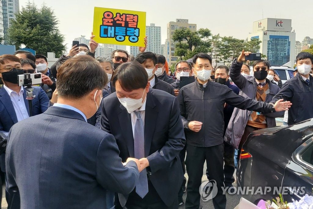 尹 '부패완판' 발언에…"할말했다"vs"정치 메시지"