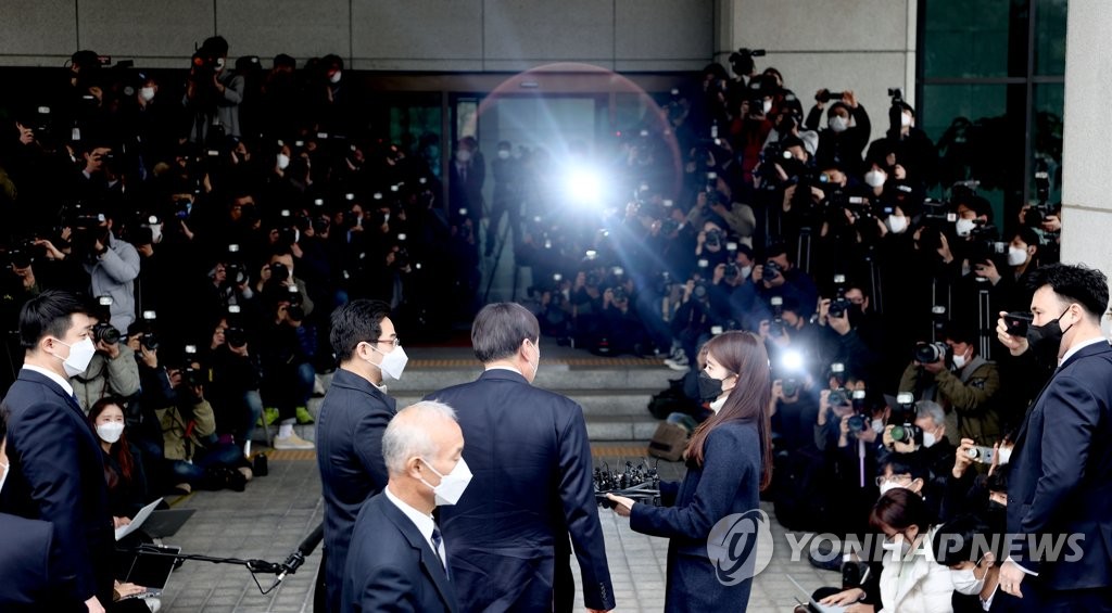 尹 "제 역할은 여기까지" 전격 사의…文대통령 즉각 수용