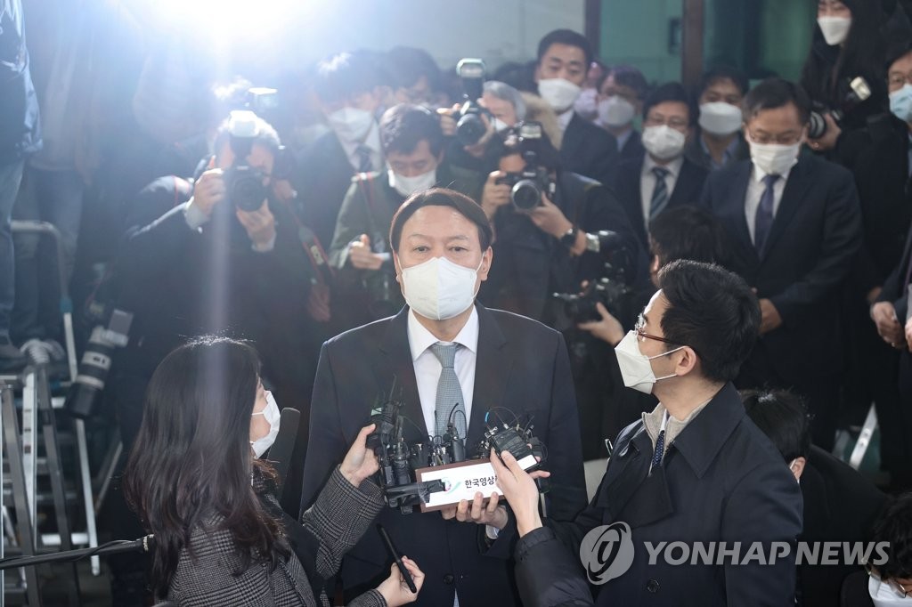 윤석열, 박수받으며 마지막 퇴근…"후회 없이 일했다"