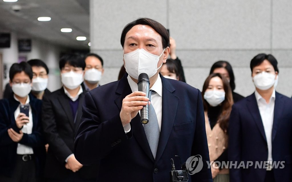 집콕 윤석열, 지지율은 '상한가'…정치권, '尹신드롬' 촉각