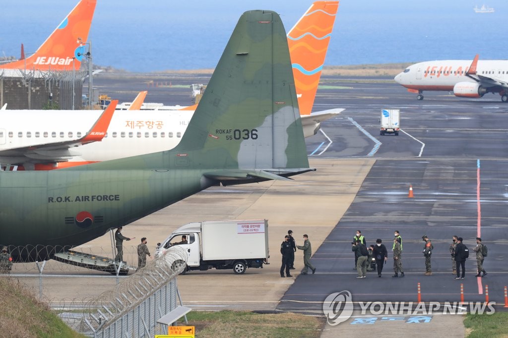 2천명분 AZ백신 트럭 통째로 실은 군수송기 제주공항 안착