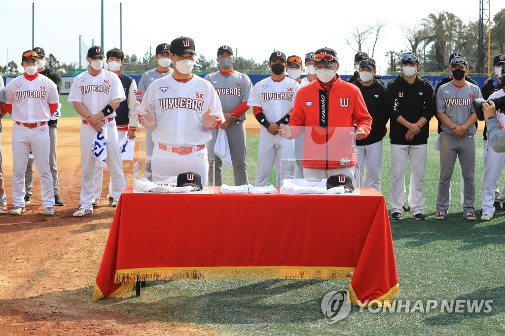 서귀포에 울려 퍼진 '연안부두'…와이번스여, 안녕!