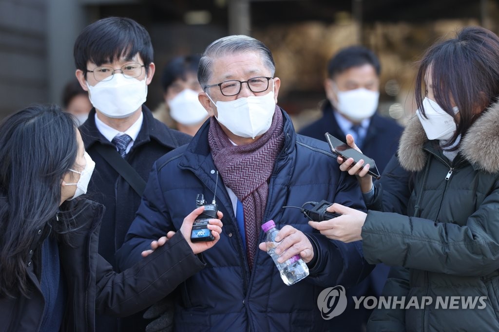 검찰, '최신원 배임' 관련 SK그룹 前임원 조사