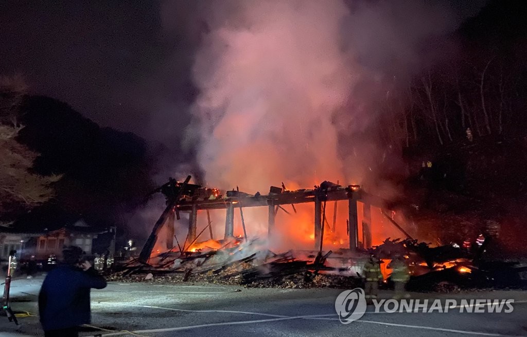 화재로 전소된 내장사 대웅전…승려들 "지키지 못해 죄스러워"(종합2보)