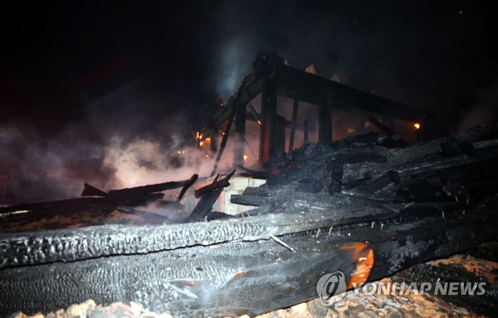 화재로 전소된 내장사 대웅전…승려들 "지키지 못해 죄스러워"(종합2보)