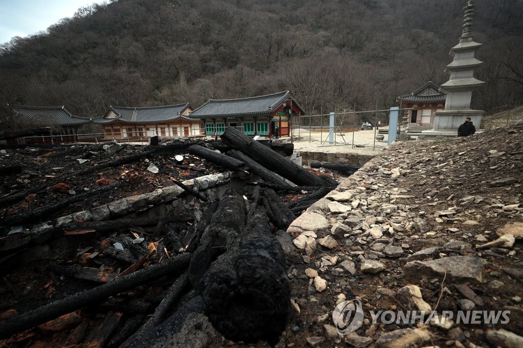 순식간에 화염에 휩싸인 내장사 대웅전…"방재 시설 보완해야"