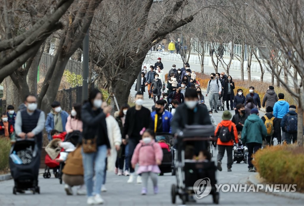 전국 관광지·유원지에 행락인파…도심 쇼핑몰 입장객 '장사진'