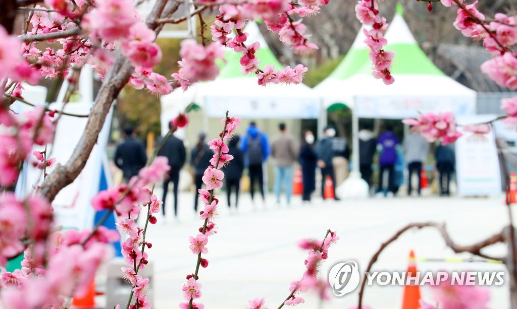 오늘 300명대 중후반…정부, 수도권 확산세에 4차유행 위험 경고