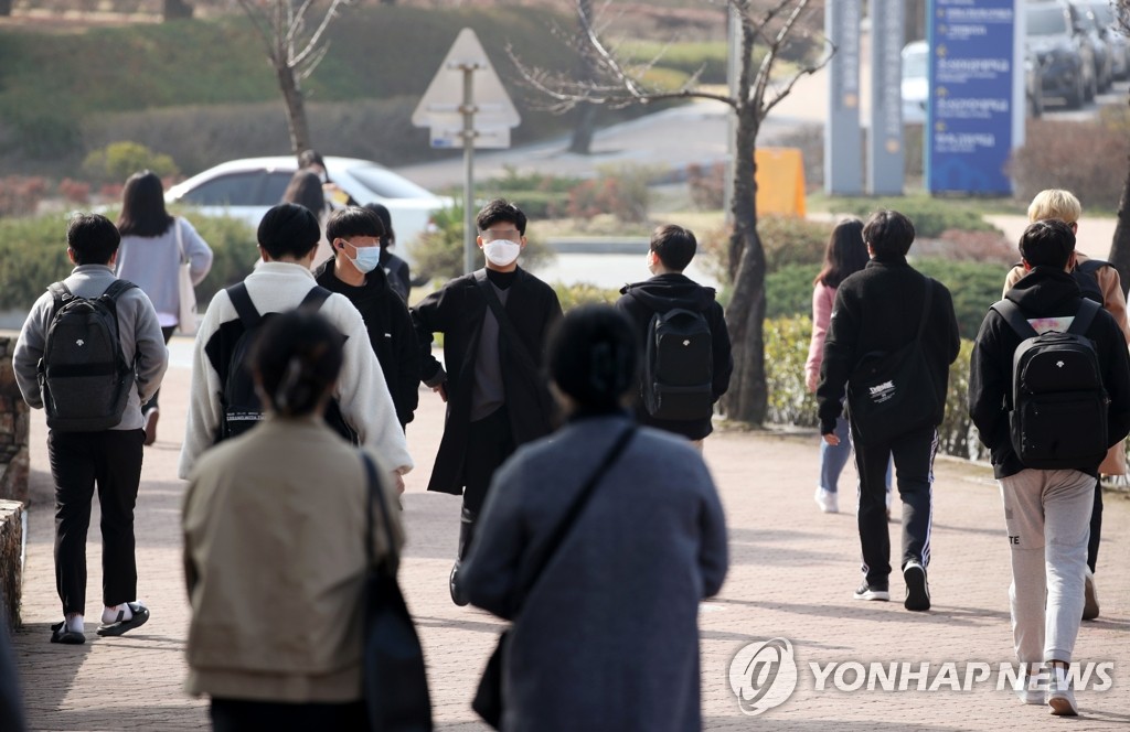 백신접종자, 마스크 안 써도 된다?…정부 "국내상황 보고 판단"(종합)