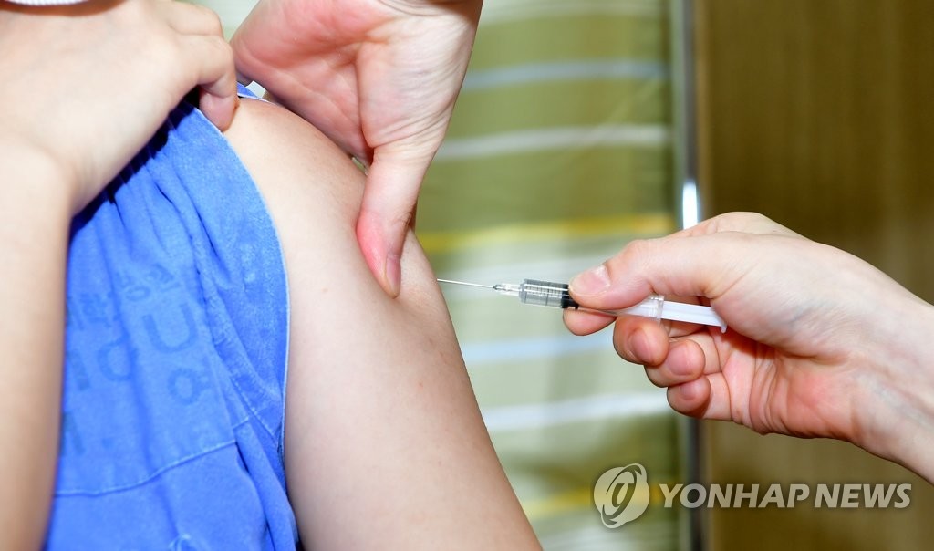 접종후 발열 요양병원 50대, 약 9일후 사망…당국 "인과성 조사"(종합)