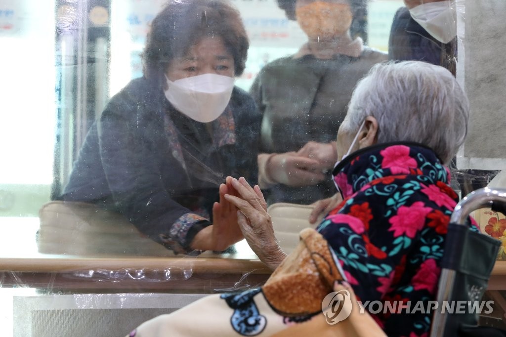 [르포] 65세 이상 AZ백신 접종…요양환자·보호자 기대·두려움 교차