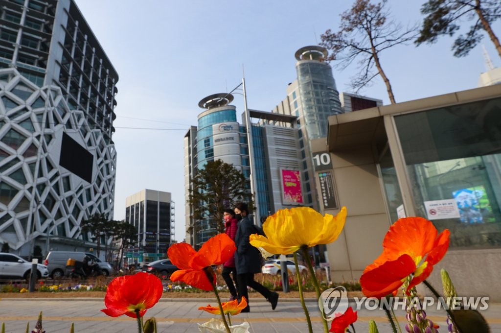 포근한 봄날씨…전국 대부분 낮 기온 15도 이상