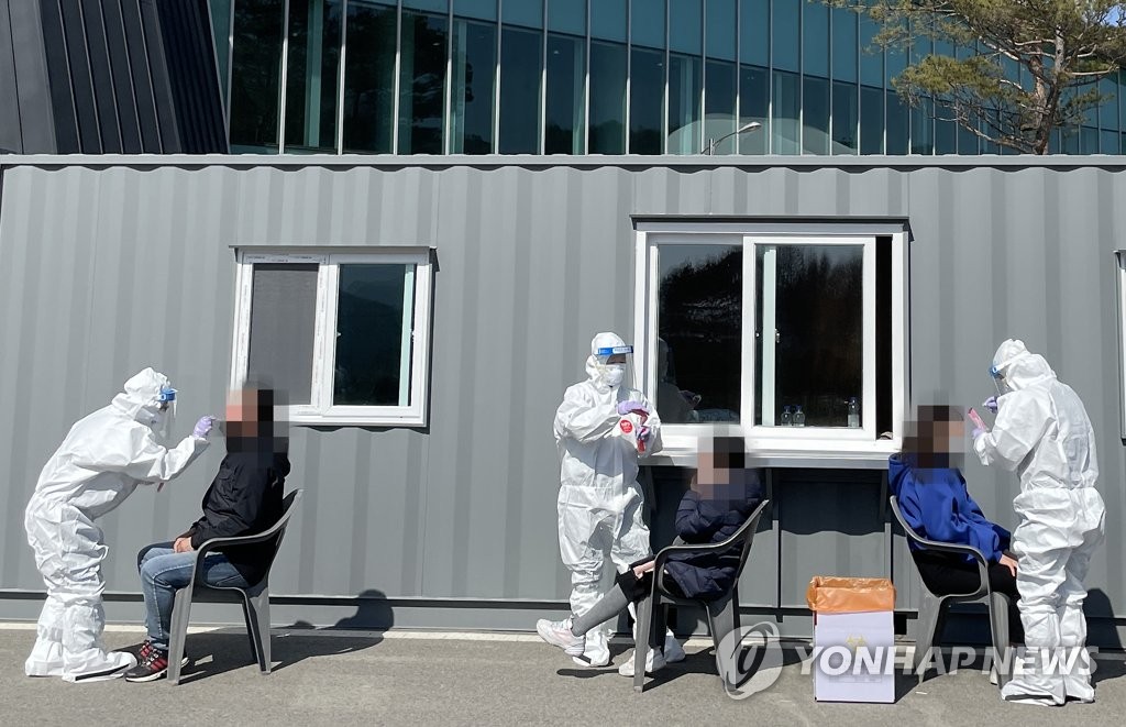 요양·아동시설 등지 새 감염…"코로나 극복, 9월까지가 결정적"