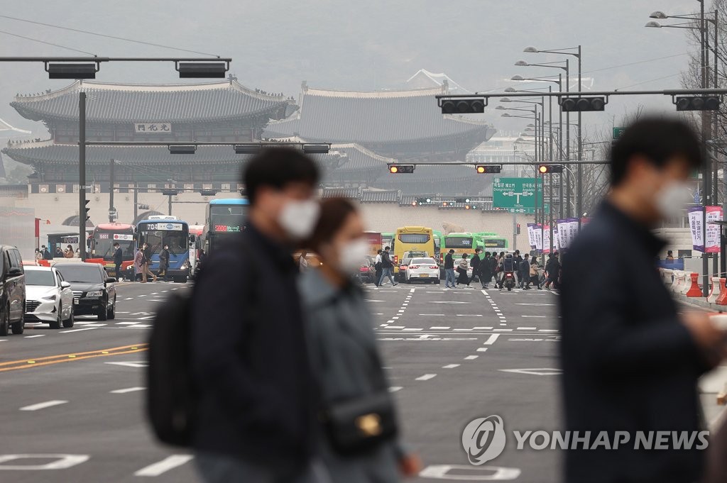 휴일 영향 지속에 이틀째 300명대 예상…'3차 유행' 확산세 여전