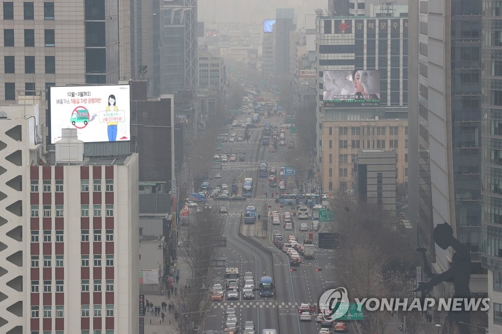 [내일날씨] 구름 많고 낮엔 포근…중부, 미세먼지 '콜록'