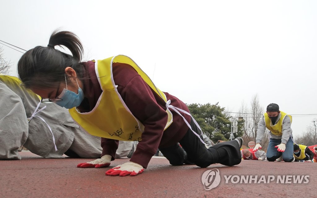 "미얀마 군부 쿠데타에 저항"…서울 도심서 6㎞ '오체투지'