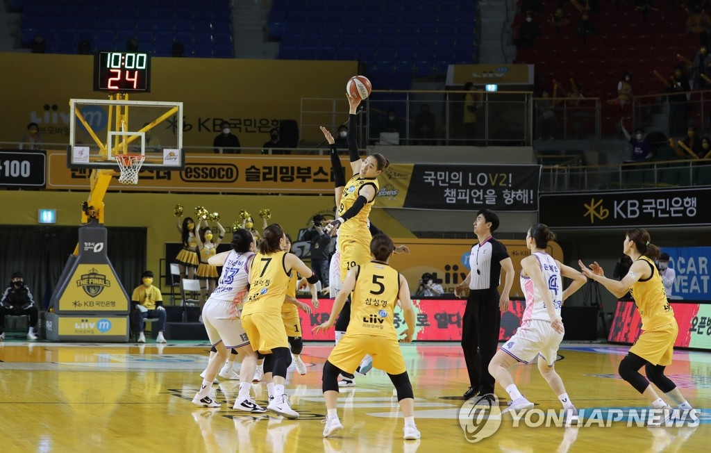 2패 뒤 3연승 vs 4위팀 우승…15일 여자농구 결승 '마지막 승부'