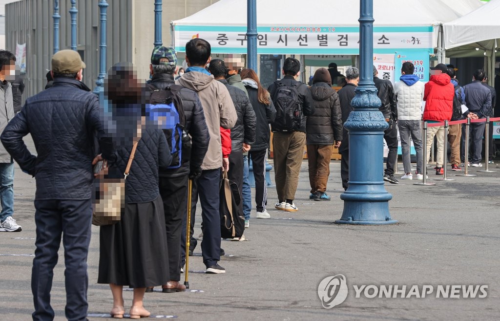 [3보] 신규확진 382명, 1주일만에 300명대…휴일 검사건수 감소 영향