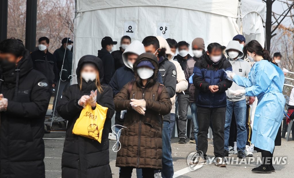 '거리두기 실종' 화성시 외국인 선별검사소 개선책 마련