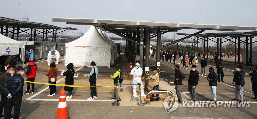 [3보] 신규확진 382명, 1주일만에 300명대…휴일 검사건수 감소 영향