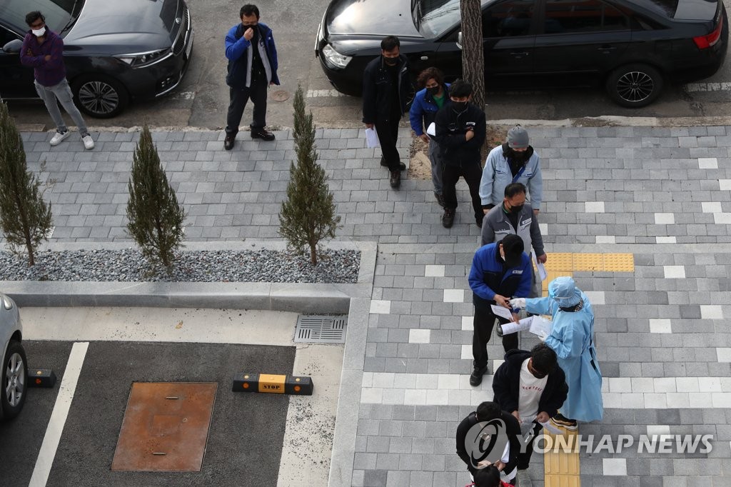 [3보] 신규확진 363명, 이틀째 300명대…사우나 등 일상감염 지속 확산