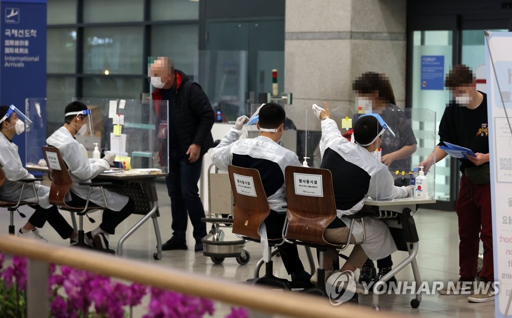 [3보] 신규확진 463명, 사흘째 400명대 중반…이동량 증가에 확산 우려