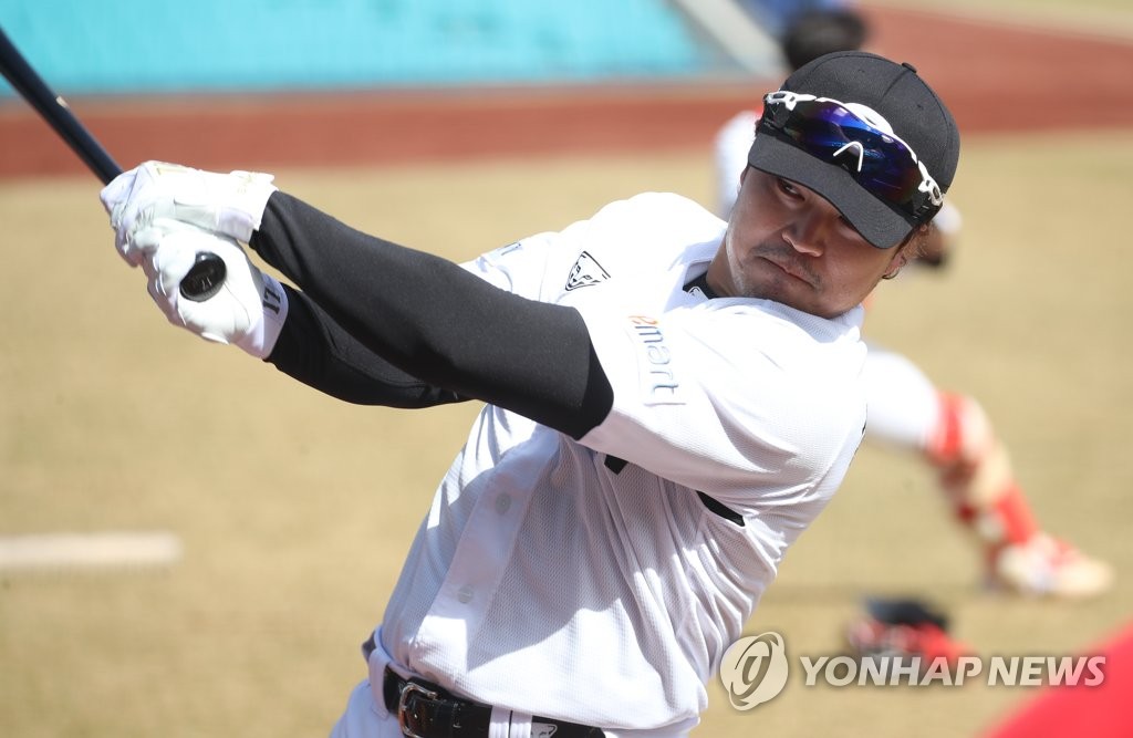 '국민의례' 한 추신수, 한국 첫 타석에서 '루킹 삼진'