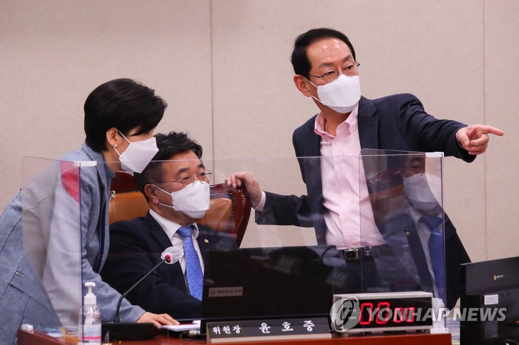 이성윤 요청에 '비공개 조사'…공수처-검찰 커지는 파열음