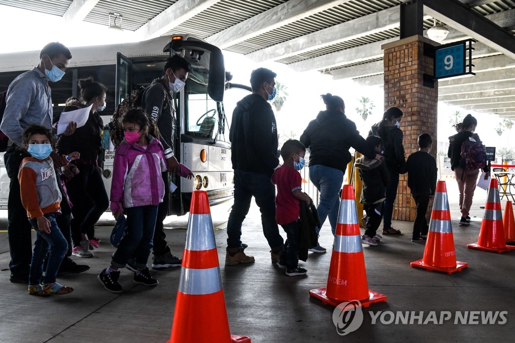 포용정책 기대에 밀입국 급증…시험대 오른 바이든 이민정책