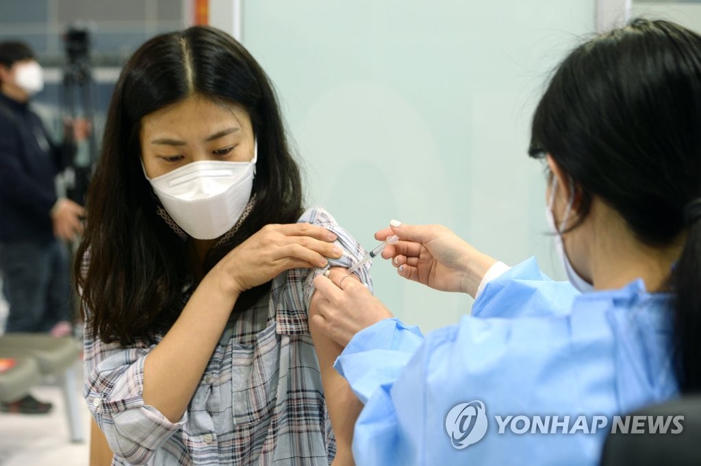 [속보] 중대본 "백신접종 누적인원 64만1천여명…이상반응 관리 최선"