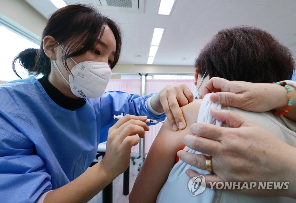 요양병원·요양시설 65세 이상 AZ백신 접종 동의율 76.9%에 그쳐(종합)