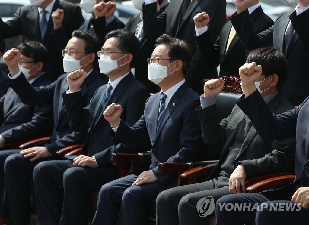 박범계 "총장 직무대행과 통화…고검장 참여, 그러라고 했다"