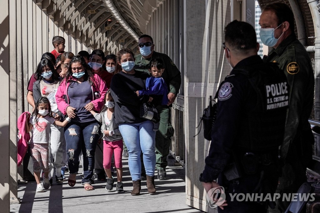 포용정책 기대에 밀입국 급증…시험대 오른 바이든 이민정책