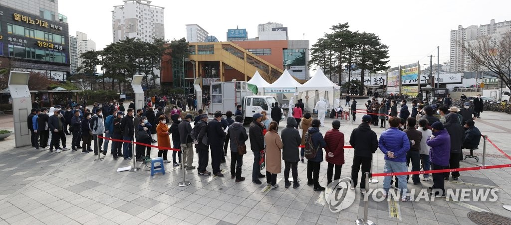 [3보] 신규확진 452명, 나흘째 400명대…주말 이동량 증가 영향 주시