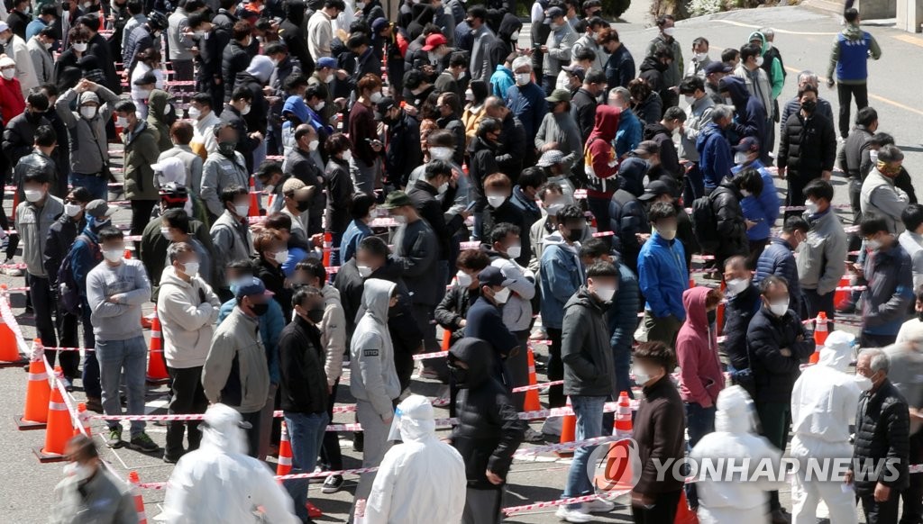 꼬리에 꼬리 무는 거제 조선소 감염…선별진료소에 줄 '빽빽'