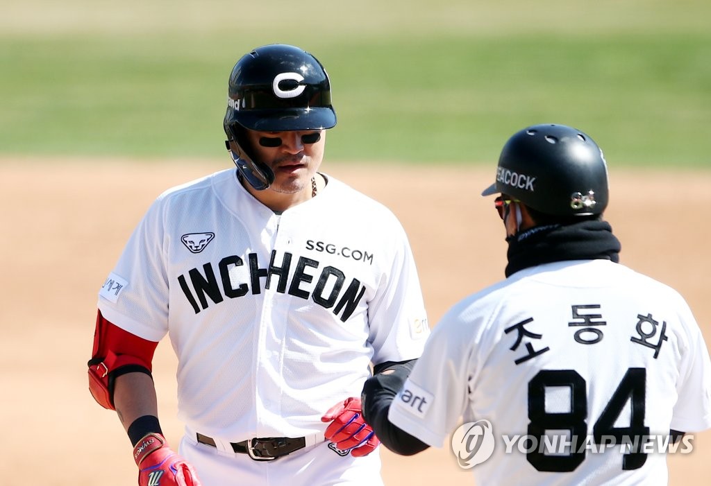 '첫 안타' 환호가 쑥스러운 추신수 "이상했지만 기분 좋았다"