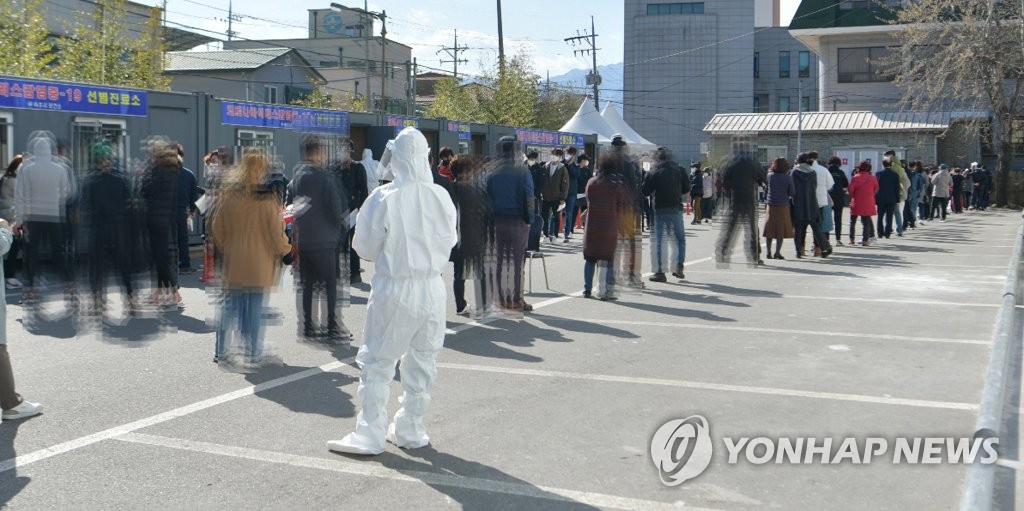 오늘 다시 400명대…"이동량 ↑ 손씻기↓ '방심'이 가장 위험"