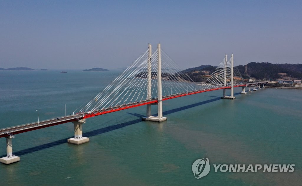 [길따라 멋따라] "임자, 못다 핀 튤립 꽃봉오리 꼭 잘라야 쓰것소?"