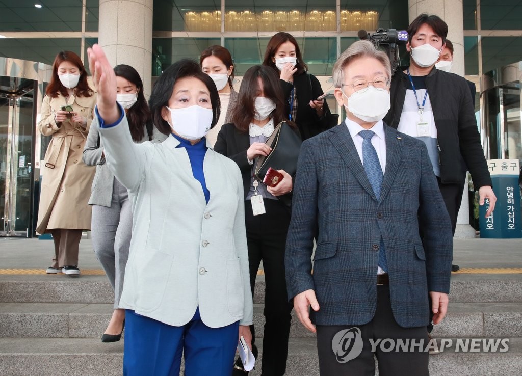 손맞잡은 박영선·이재명…서울 재난위로금 공약 공감대