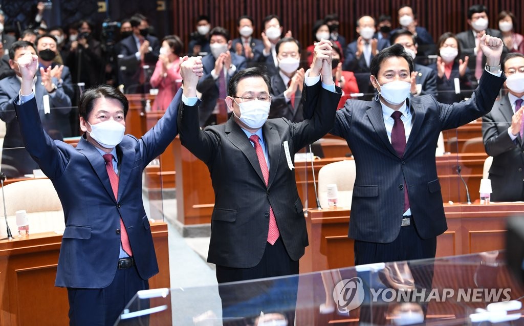 안철수, 빨간 넥타이 매고 오세훈과 포옹…"정권교체"(종합)