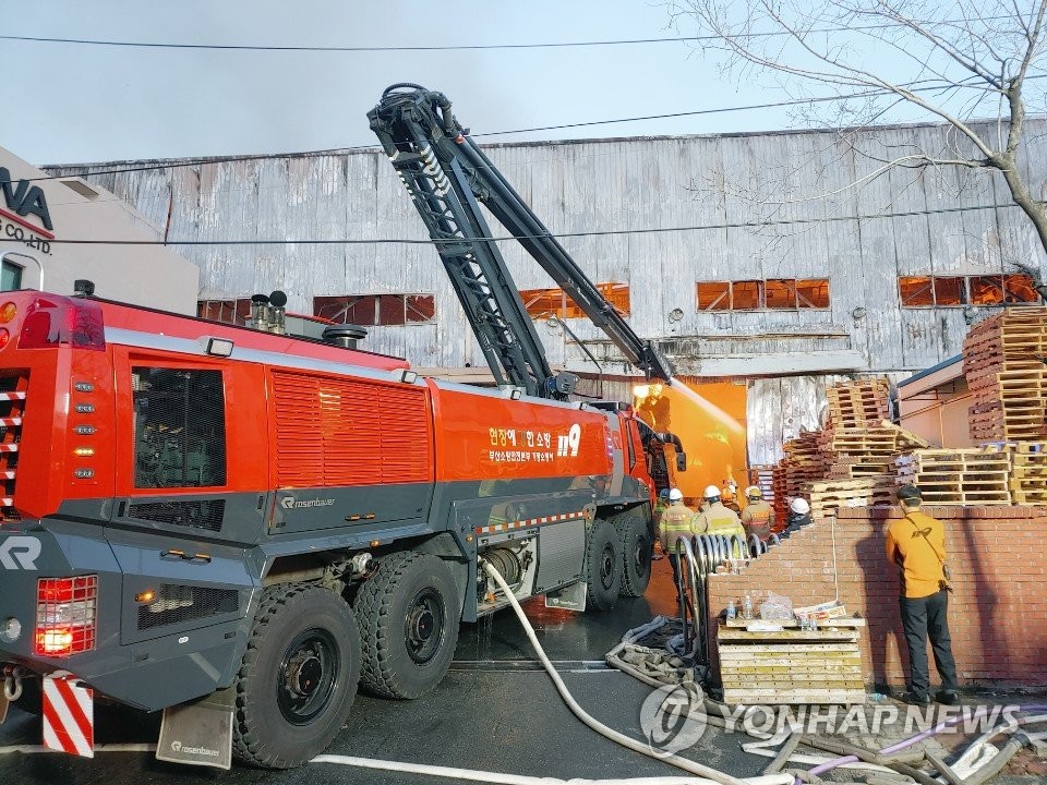 부산 녹산공단 공장 불 13시간 만에 진화…3억7천만원 재산피해