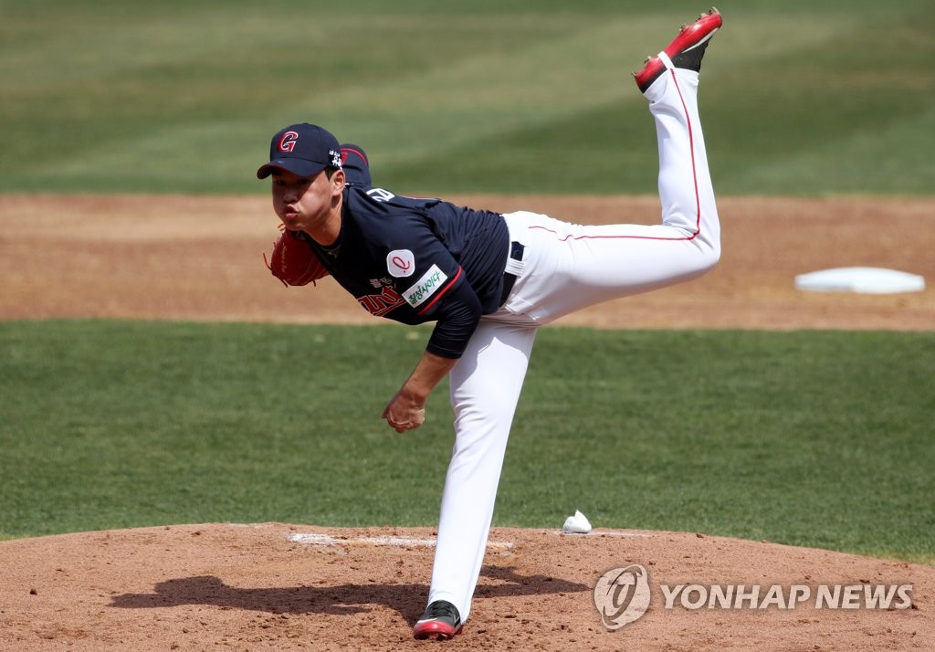 롯데 '고졸 특급' 김진욱, 두 번째 등판서 3이닝 2실점 비자책