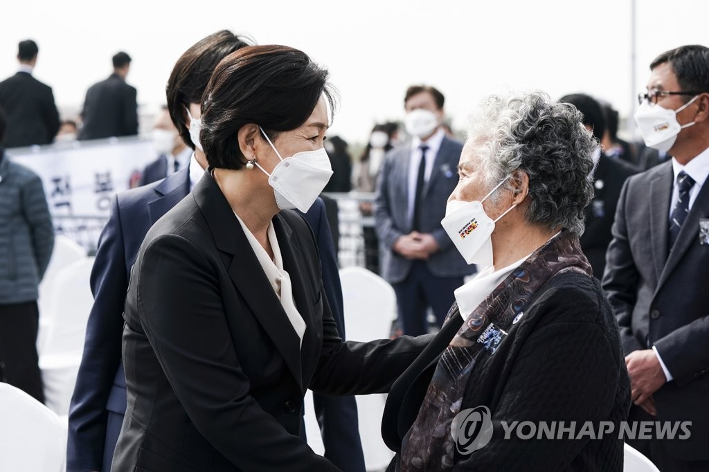 "천안함 새로 태어났다"…옛 함장에 인사 건넨 문대통령