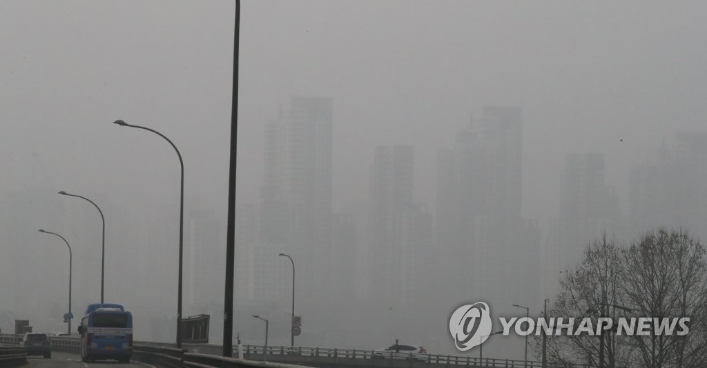 '잿빛 하늘'에 찡그린 출근길…전북 전역 '황사경보'