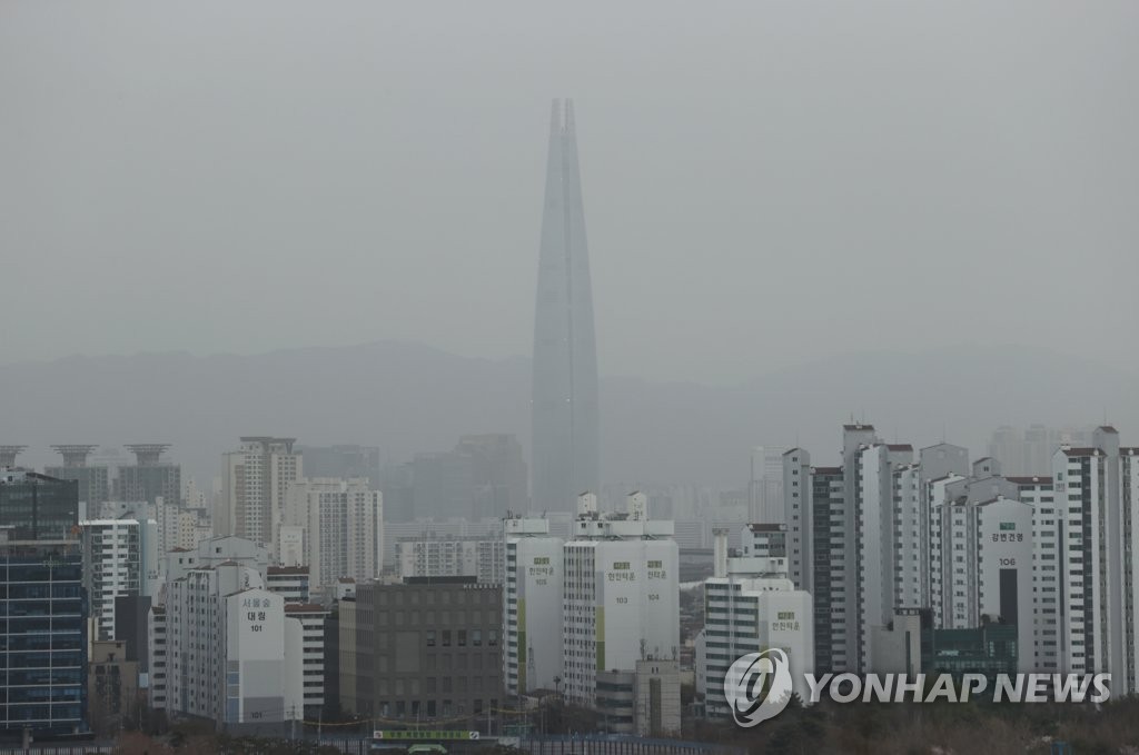 올해 최악 황사에 미세먼지 농도 최고치…내달 1일 나아질 듯