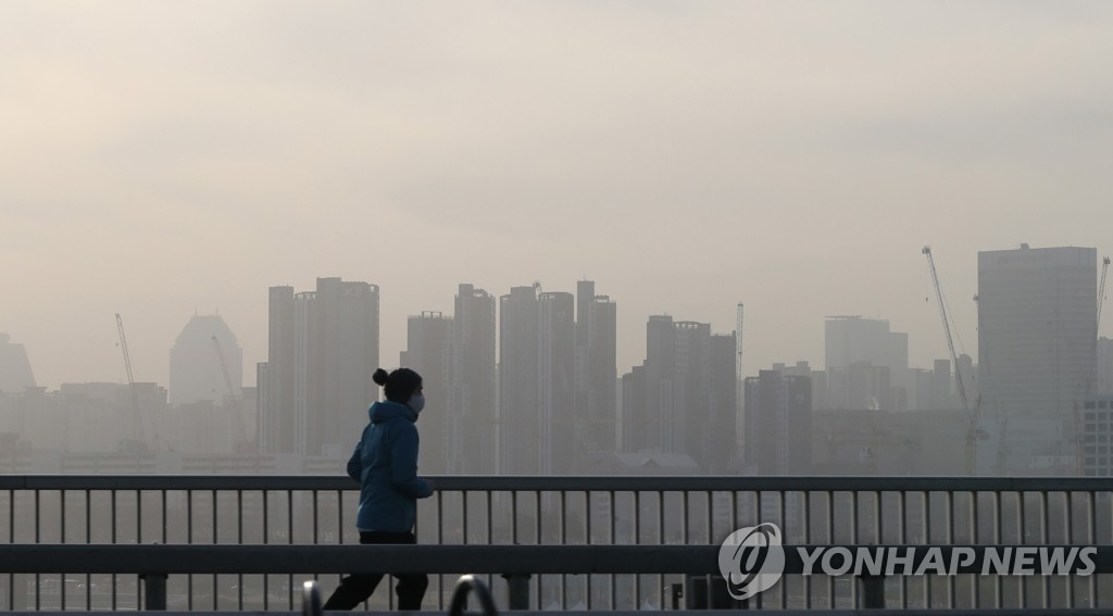 "눈 뻑뻑해 식염수 들고 출근"…이틀째 최악 대기질 공습