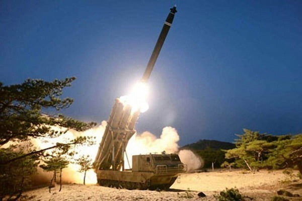 북한이 지난 25일 신형전술유도탄 2발을 시험 발사한 사실을 확인했다. 사진은 지난해 북한이 발사한 단거리 탄도미사일 추정 발사체 사진. 사진=연합뉴스